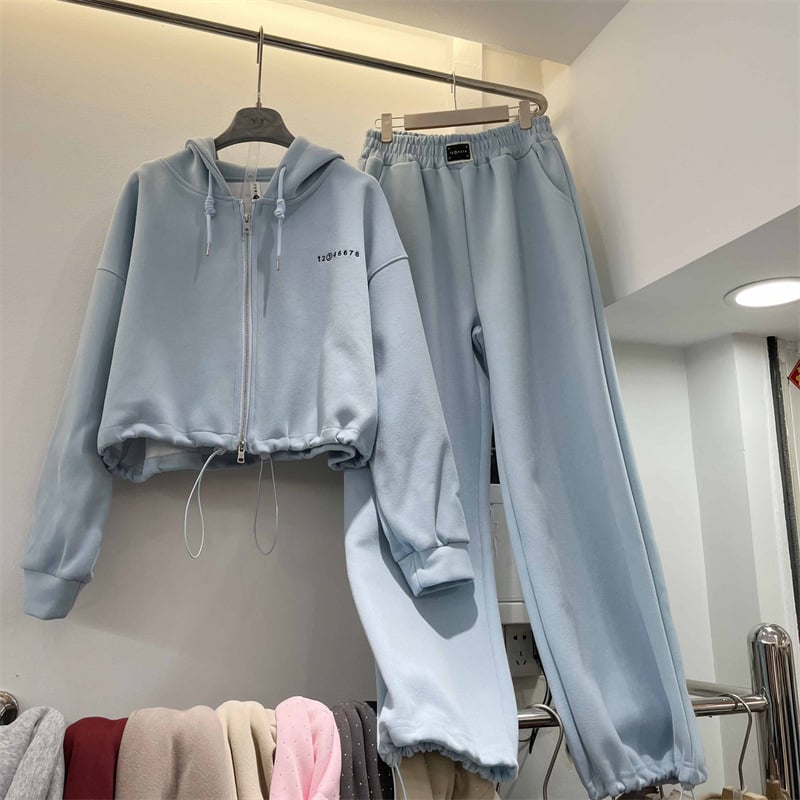 Set casual feminin din două piese: cardigan cu glugă și fermoar, șnur, mâneci lungi, pantaloni elastici, din poliester.