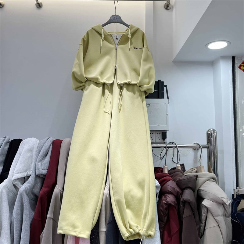 Set casual feminin din două piese: cardigan cu glugă și fermoar, șnur, mâneci lungi, pantaloni elastici, din poliester.