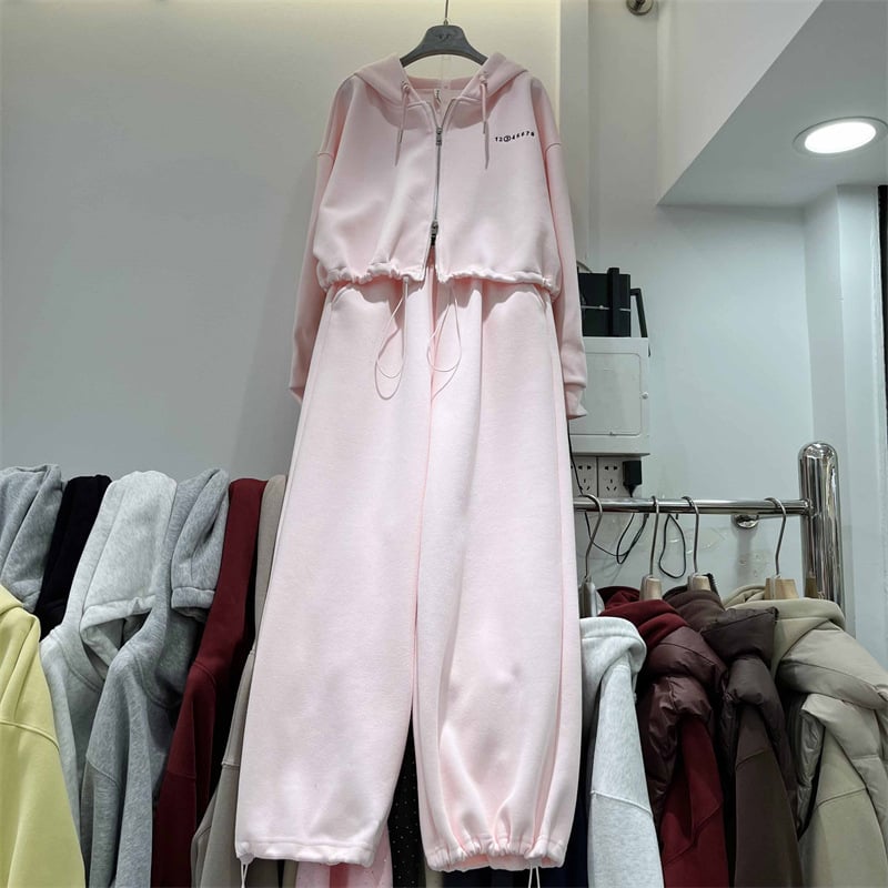 Set casual feminin din două piese: cardigan cu glugă și fermoar, șnur, mâneci lungi, pantaloni elastici, din poliester.