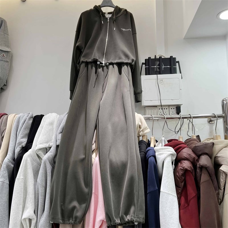 Set casual feminin din două piese: cardigan cu glugă și fermoar, șnur, mâneci lungi, pantaloni elastici, din poliester.