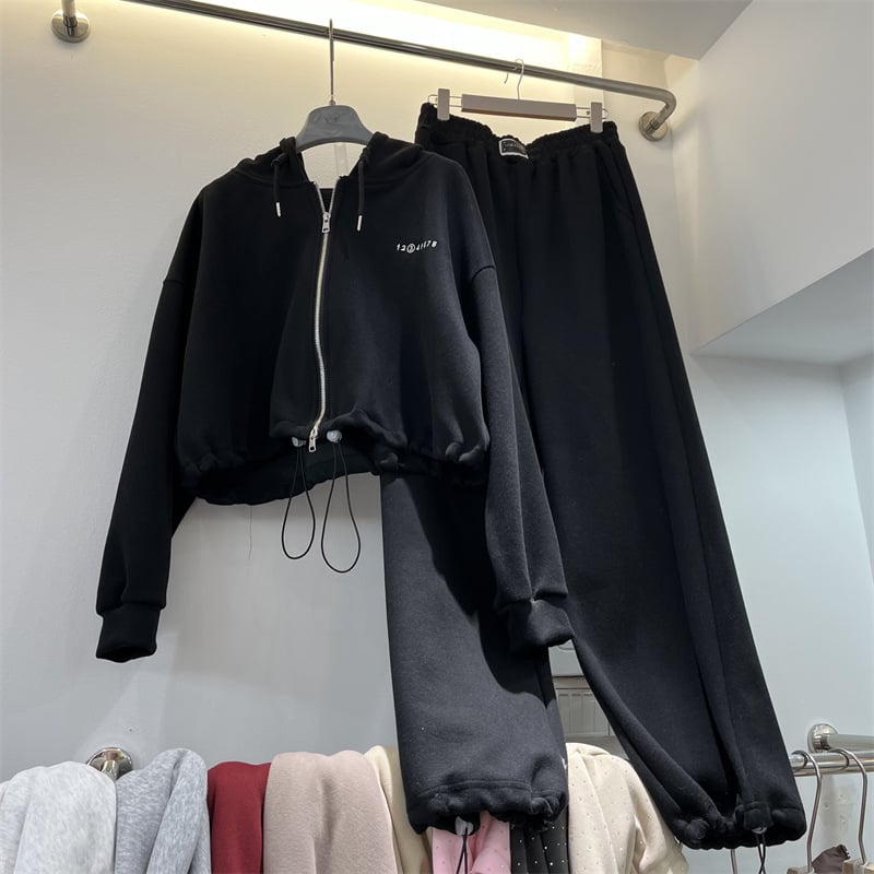 Set casual feminin din două piese: cardigan cu glugă și fermoar, șnur, mâneci lungi, pantaloni elastici, din poliester.