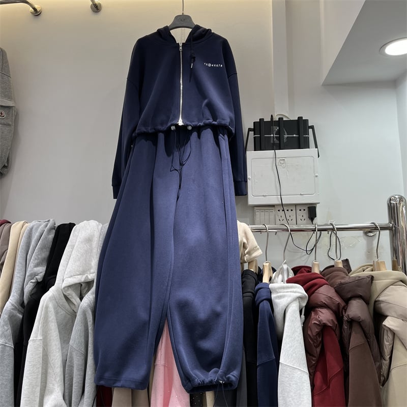 Set casual feminin din două piese: cardigan cu glugă și fermoar, șnur, mâneci lungi, pantaloni elastici, din poliester.