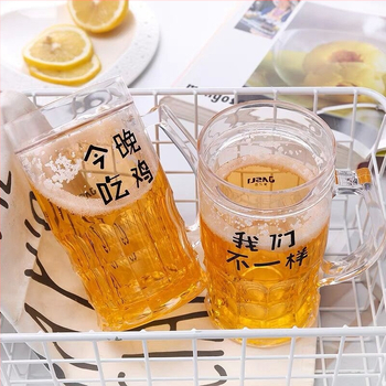 Dvojstenný pohár na pivo, sklo soda-lime, vzor ľadovcový, s uchom