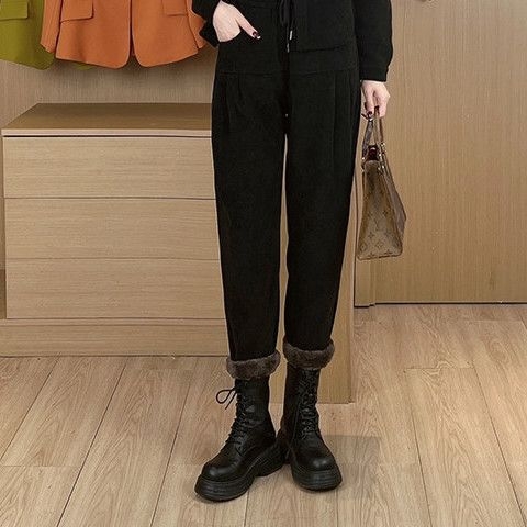 Női kétrészes casual kosztüm PVC anyaggal, hosszú hercegnős ujjak, 3/4 hosszú nadrág, tavasz 2025