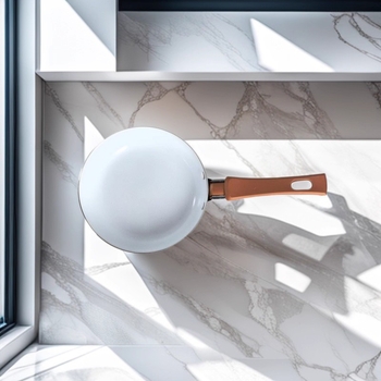 Tava za prženje od aluminija, Neprijanjajući premaz, Debelo dno, Brzi prijenos topline, Kompatibilno s plinskom pločom