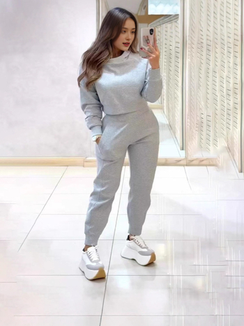Ženski casual set za proljeće i jesen s kapuljačom i hlačama s flisom, vitka silueta
