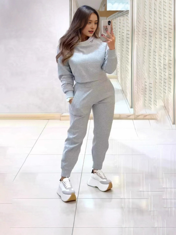 Ženski casual set za proljeće i jesen s kapuljačom i hlačama s flisom, vitka silueta