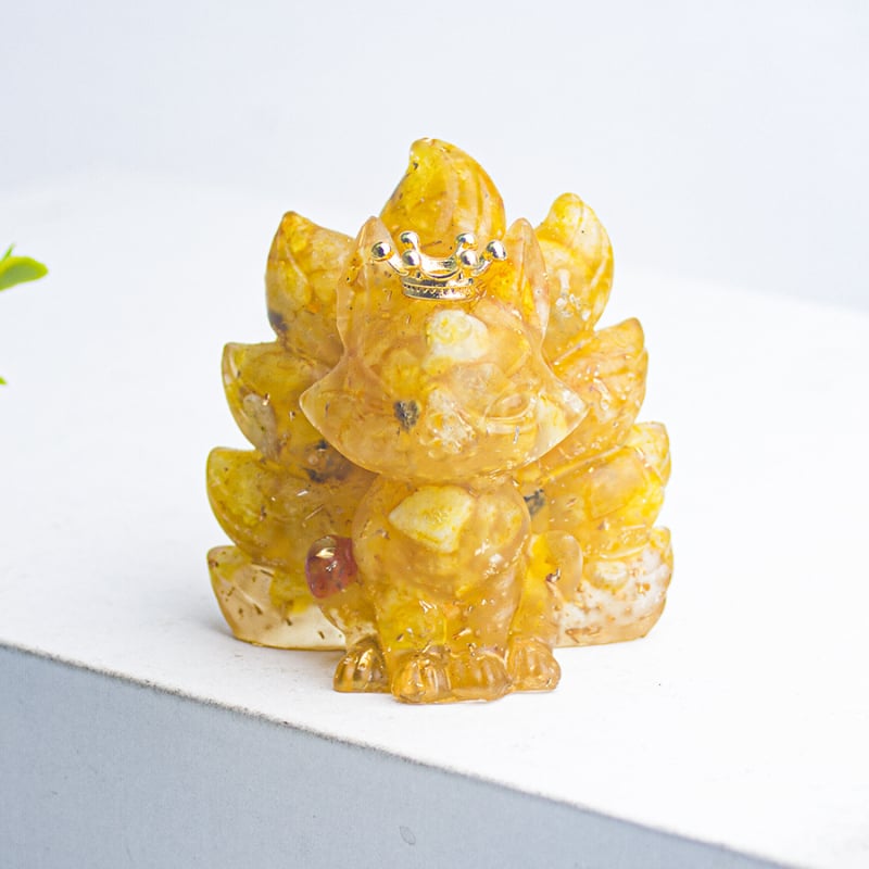 Διακοσμητικό γραφείου: εννιάουρη αλεπού με κορώνα, ρητίνη εποξειδική με κρύσταλλα, μορφή ζώου, σύγχρονο μινιμαλιστικό στυλ