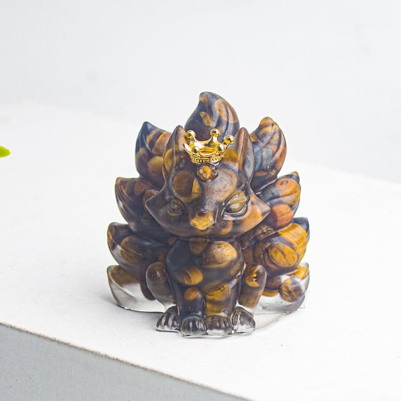 Διακοσμητικό γραφείου: εννιάουρη αλεπού με κορώνα, ρητίνη εποξειδική με κρύσταλλα, μορφή ζώου, σύγχρονο μινιμαλιστικό στυλ