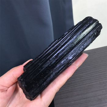 Fekete turmalin nyers kő dísz – Anyag: Fekete turmalin; Stílus: Kézműves; Feldolgozás: Nincs