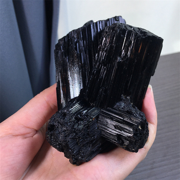 Fekete turmalin nyers kő dísz – Anyag: Fekete turmalin; Stílus: Kézműves; Feldolgozás: Nincs