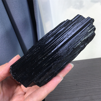 Fekete turmalin nyers kő dísz – Anyag: Fekete turmalin; Stílus: Kézműves; Feldolgozás: Nincs