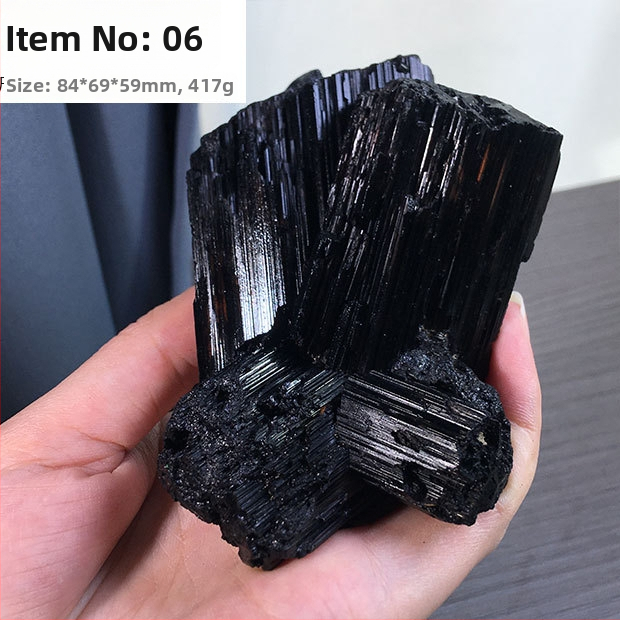 Fekete turmalin nyers kő dísz – Anyag: Fekete turmalin; Stílus: Kézműves; Feldolgozás: Nincs