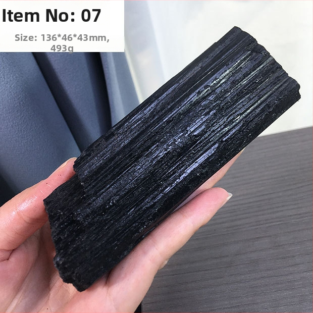 Fekete turmalin nyers kő dísz – Anyag: Fekete turmalin; Stílus: Kézműves; Feldolgozás: Nincs