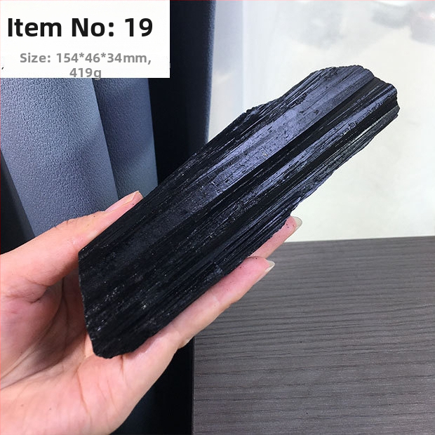 Fekete turmalin nyers kő dísz – Anyag: Fekete turmalin; Stílus: Kézműves; Feldolgozás: Nincs