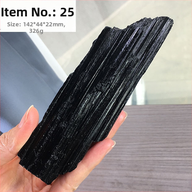 Fekete turmalin nyers kő dísz – Anyag: Fekete turmalin; Stílus: Kézműves; Feldolgozás: Nincs