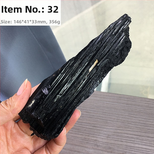 Fekete turmalin nyers kő dísz – Anyag: Fekete turmalin; Stílus: Kézműves; Feldolgozás: Nincs