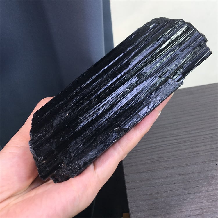 Fekete turmalin nyers kő dísz – Anyag: Fekete turmalin; Stílus: Kézműves; Feldolgozás: Nincs