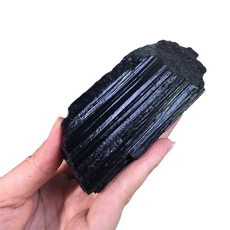 Fekete turmalin nyers kő dísz – Anyag: Fekete turmalin; Stílus: Kézműves; Feldolgozás: Nincs