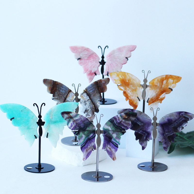 Αμέθυστος κρύσταλλος με σκαλισμένα φτερά πεταλούδας – γεωμετρικός διακοσμητικός, συσκευασία από χαρτόνι, χριστουγεννιάτικo δώρο