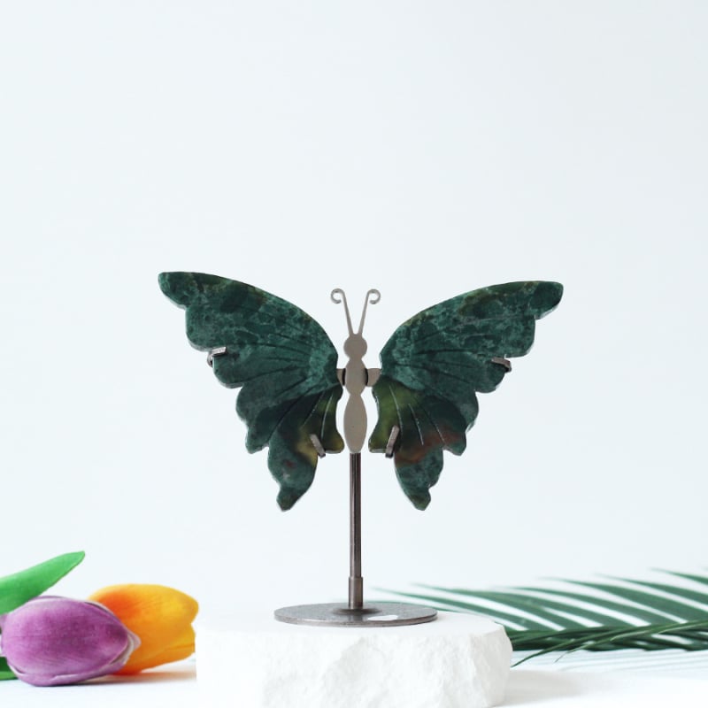 Αμέθυστος κρύσταλλος με σκαλισμένα φτερά πεταλούδας – γεωμετρικός διακοσμητικός, συσκευασία από χαρτόνι, χριστουγεννιάτικo δώρο