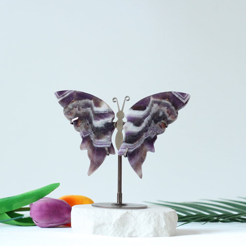 Αμέθυστος κρύσταλλος με σκαλισμένα φτερά πεταλούδας – γεωμετρικός διακοσμητικός, συσκευασία από χαρτόνι, χριστουγεννιάτικo δώρο