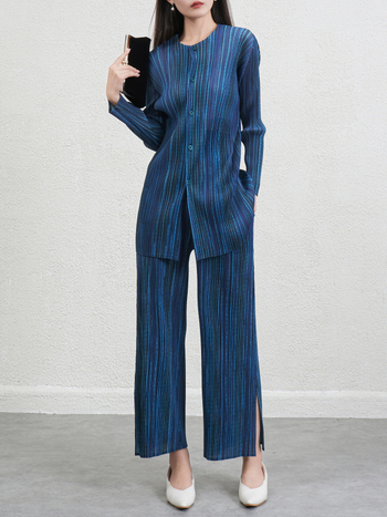 Csíkos, karcsúsító női poliészterből készült két részes kosztüm pliszé-inggel és nadrággal, őszi 2025, hétköznapi viselet