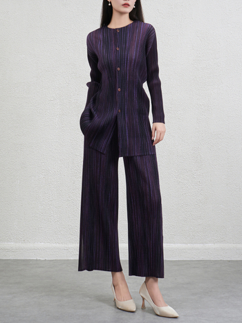 Csíkos, karcsúsító női poliészterből készült két részes kosztüm pliszé-inggel és nadrággal, őszi 2025, hétköznapi viselet
