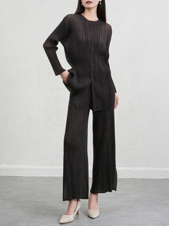 Csíkos, karcsúsító női poliészterből készült két részes kosztüm pliszé-inggel és nadrággal, őszi 2025, hétköznapi viselet
