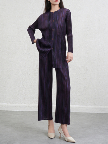 Csíkos, karcsúsító női poliészterből készült két részes kosztüm pliszé-inggel és nadrággal, őszi 2025, hétköznapi viselet