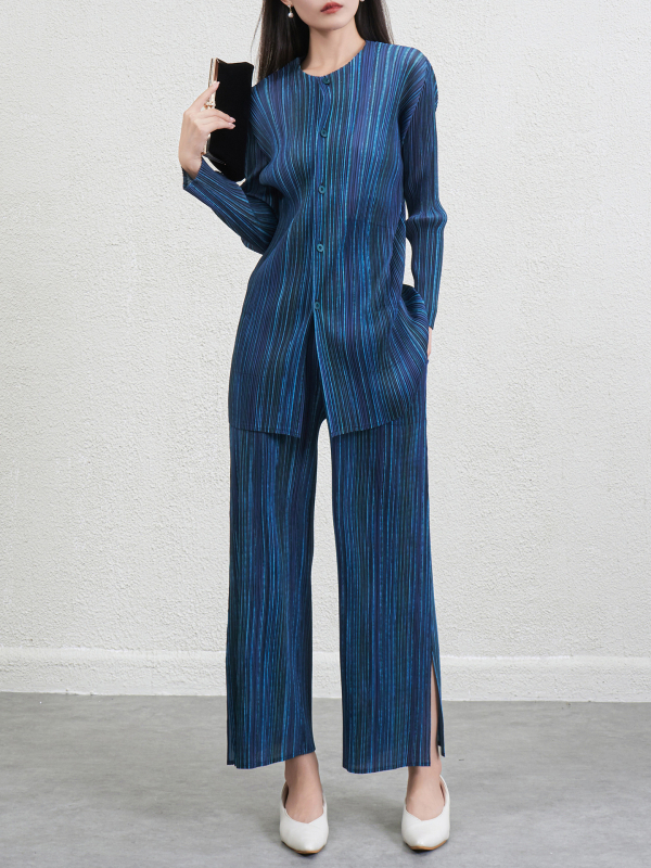 Csíkos, karcsúsító női poliészterből készült két részes kosztüm pliszé-inggel és nadrággal, őszi 2025, hétköznapi viselet