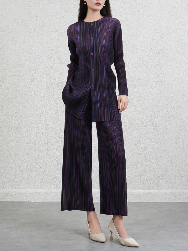 Csíkos, karcsúsító női poliészterből készült két részes kosztüm pliszé-inggel és nadrággal, őszi 2025, hétköznapi viselet