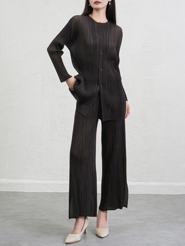 Csíkos, karcsúsító női poliészterből készült két részes kosztüm pliszé-inggel és nadrággal, őszi 2025, hétköznapi viselet