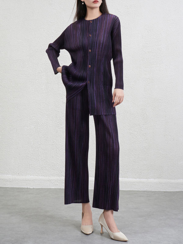 Csíkos, karcsúsító női poliészterből készült két részes kosztüm pliszé-inggel és nadrággal, őszi 2025, hétköznapi viselet