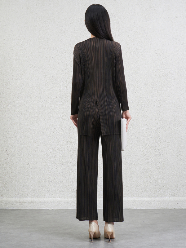 Csíkos, karcsúsító női poliészterből készült két részes kosztüm pliszé-inggel és nadrággal, őszi 2025, hétköznapi viselet