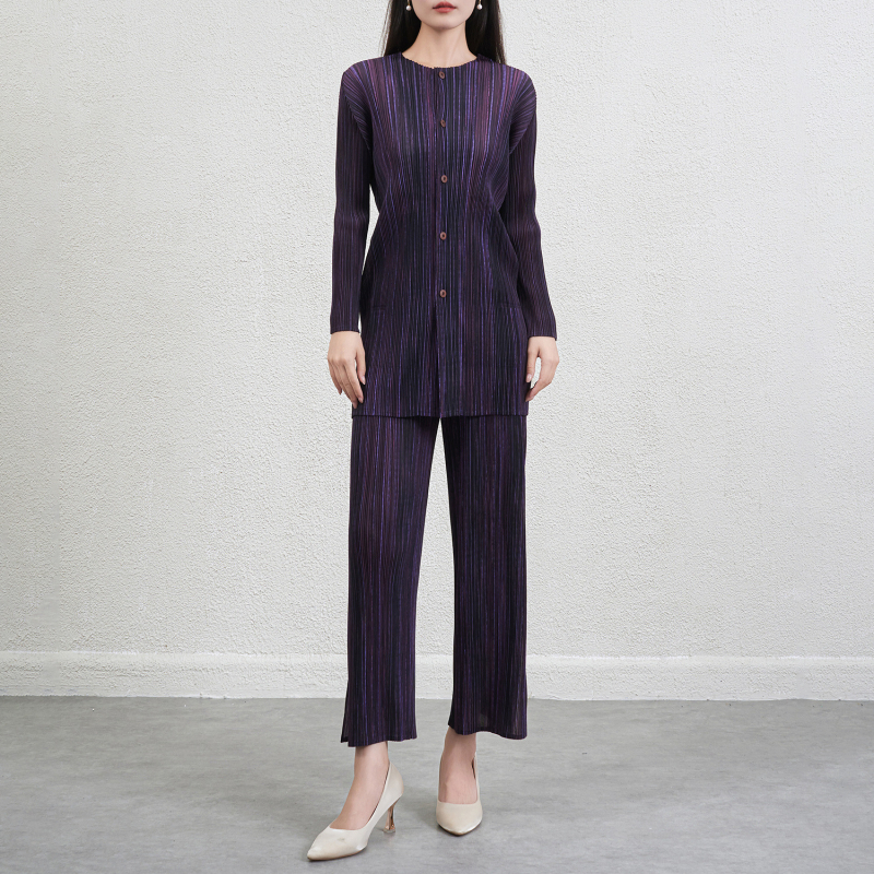 Csíkos, karcsúsító női poliészterből készült két részes kosztüm pliszé-inggel és nadrággal, őszi 2025, hétköznapi viselet