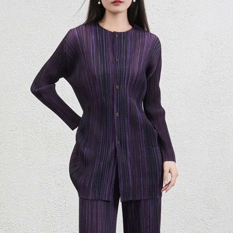 Csíkos, karcsúsító női poliészterből készült két részes kosztüm pliszé-inggel és nadrággal, őszi 2025, hétköznapi viselet