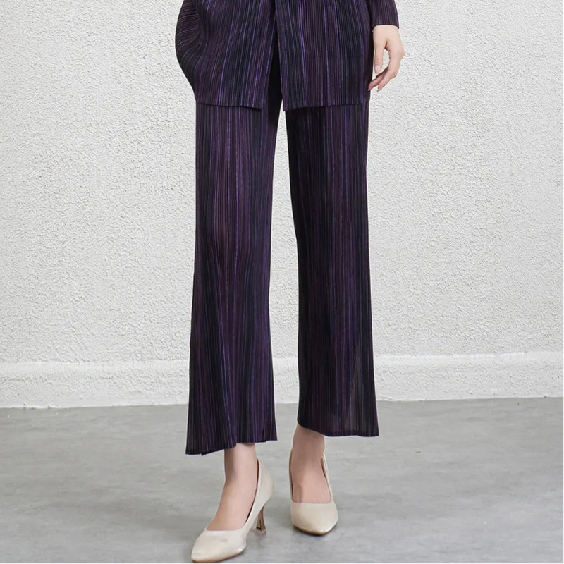 Csíkos, karcsúsító női poliészterből készült két részes kosztüm pliszé-inggel és nadrággal, őszi 2025, hétköznapi viselet