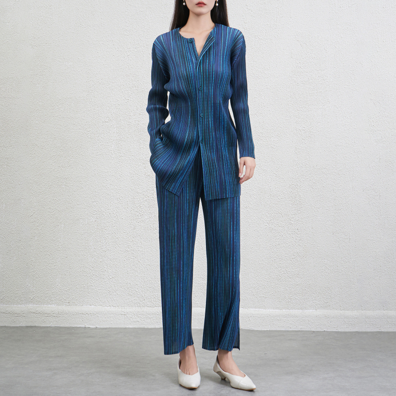 Csíkos, karcsúsító női poliészterből készült két részes kosztüm pliszé-inggel és nadrággal, őszi 2025, hétköznapi viselet