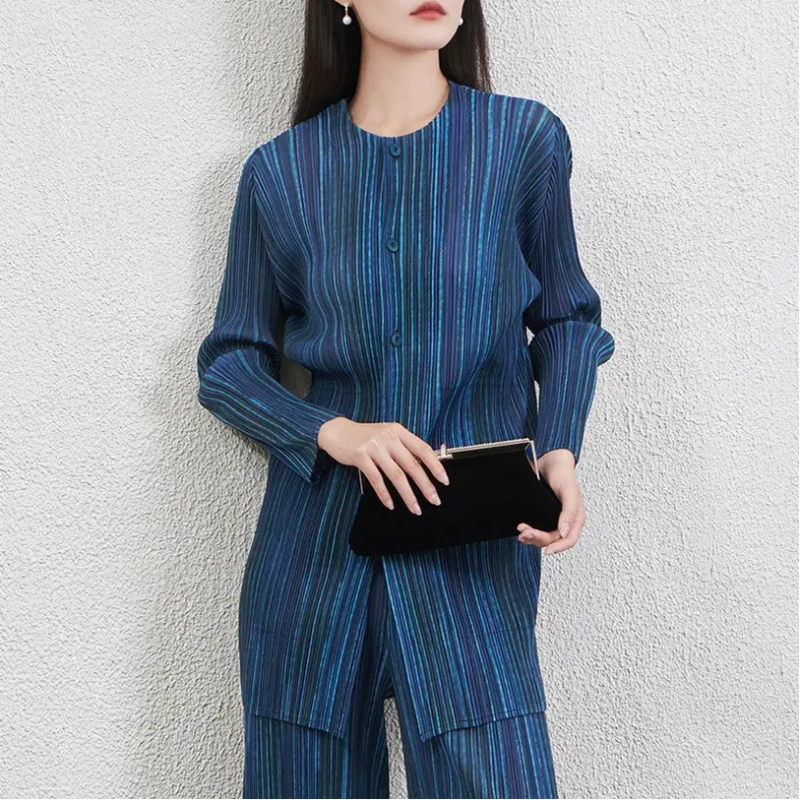 Csíkos, karcsúsító női poliészterből készült két részes kosztüm pliszé-inggel és nadrággal, őszi 2025, hétköznapi viselet