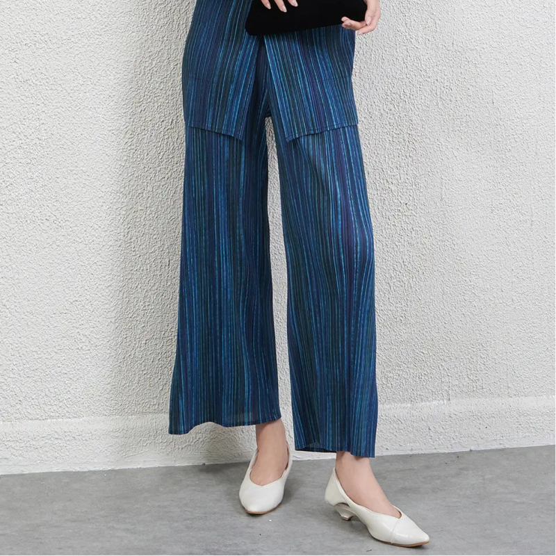 Csíkos, karcsúsító női poliészterből készült két részes kosztüm pliszé-inggel és nadrággal, őszi 2025, hétköznapi viselet