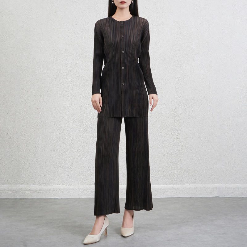 Csíkos, karcsúsító női poliészterből készült két részes kosztüm pliszé-inggel és nadrággal, őszi 2025, hétköznapi viselet
