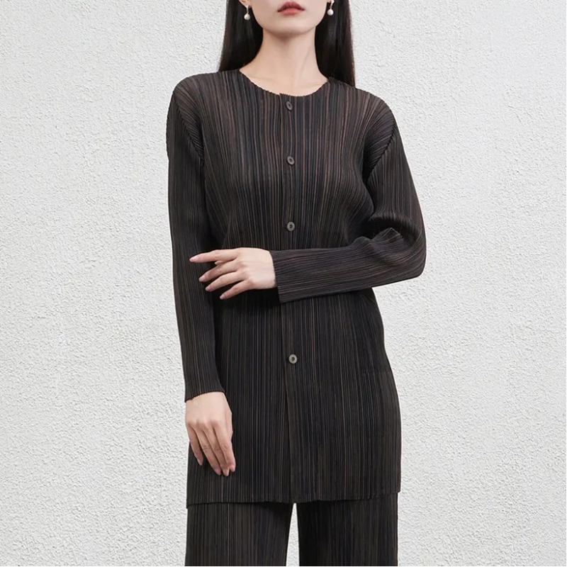 Csíkos, karcsúsító női poliészterből készült két részes kosztüm pliszé-inggel és nadrággal, őszi 2025, hétköznapi viselet