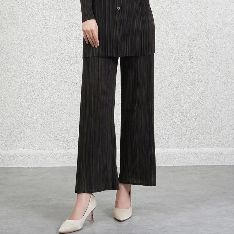 Csíkos, karcsúsító női poliészterből készült két részes kosztüm pliszé-inggel és nadrággal, őszi 2025, hétköznapi viselet