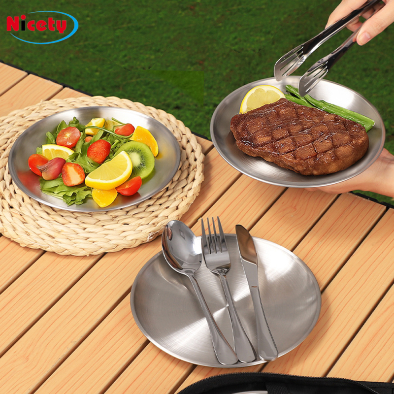 Kamperski set pribora od nehrđajućeg čelika s izolacijom, dvostruka upotreba, prijenosno — za 3–5 osoba; uključuje noževe, vilice, žlice, tanjure, kliješta, otvarače za boce; model Ni-2220-fwtz