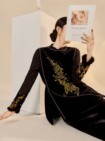 Fekete retro bársony mellény gyöngyös díszítéssel és hímzett részletekkel, hosszú szoknyás kosztüm virágos mintával, poliészter, őszi 2025