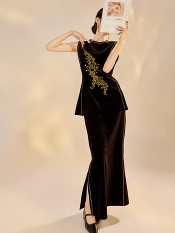 Fekete retro bársony mellény gyöngyös díszítéssel és hímzett részletekkel, hosszú szoknyás kosztüm virágos mintával, poliészter, őszi 2025