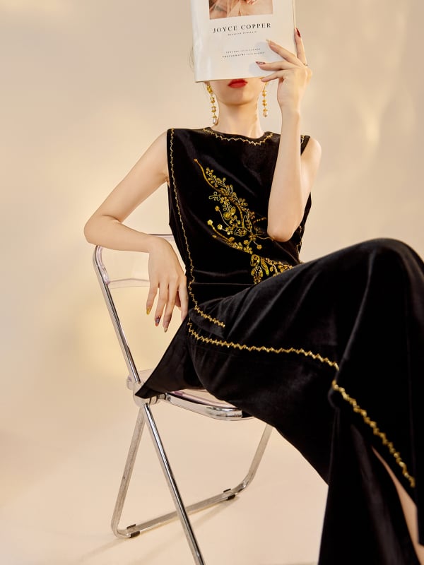 Fekete retro bársony mellény gyöngyös díszítéssel és hímzett részletekkel, hosszú szoknyás kosztüm virágos mintával, poliészter, őszi 2025