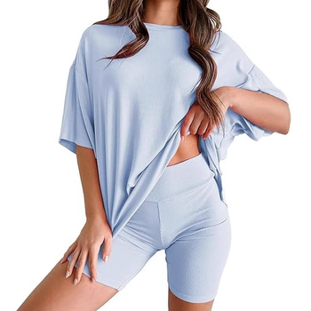 Két darabos lezser szett: rövid ujjú felső és rövidnadrág, részlet kolázs stílusban, modal keverék poliészterrel és spandexszel, 2025 tavasz, városi stílus, nőknek
