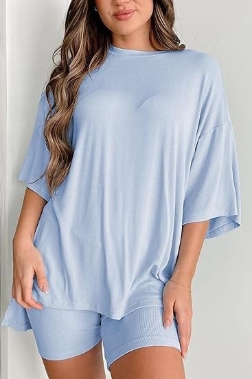 Két darabos lezser szett: rövid ujjú felső és rövidnadrág, részlet kolázs stílusban, modal keverék poliészterrel és spandexszel, 2025 tavasz, városi stílus, nőknek